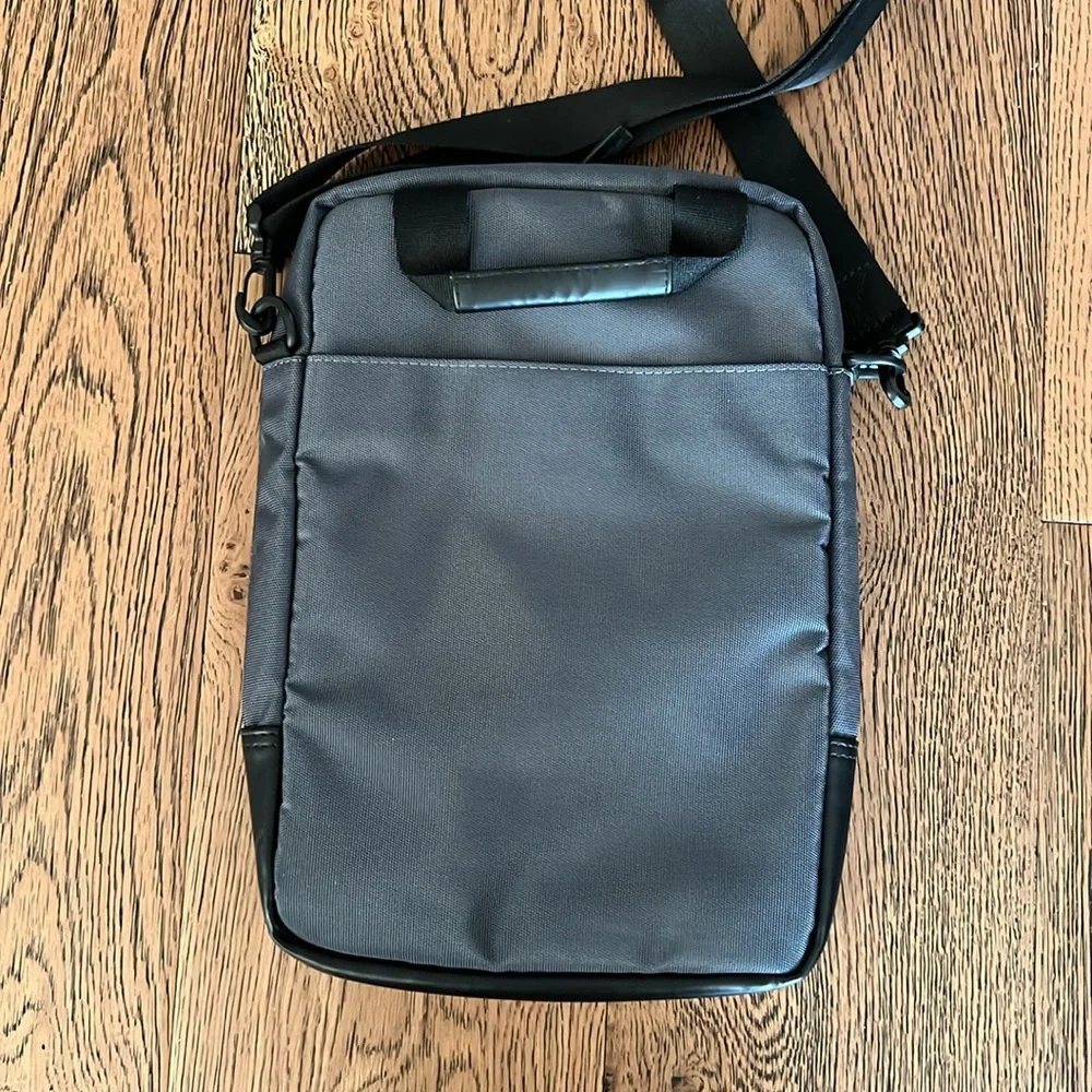 TARGUS T-1211 Gunmetal Gray and Camo crossbody messenger tech bag